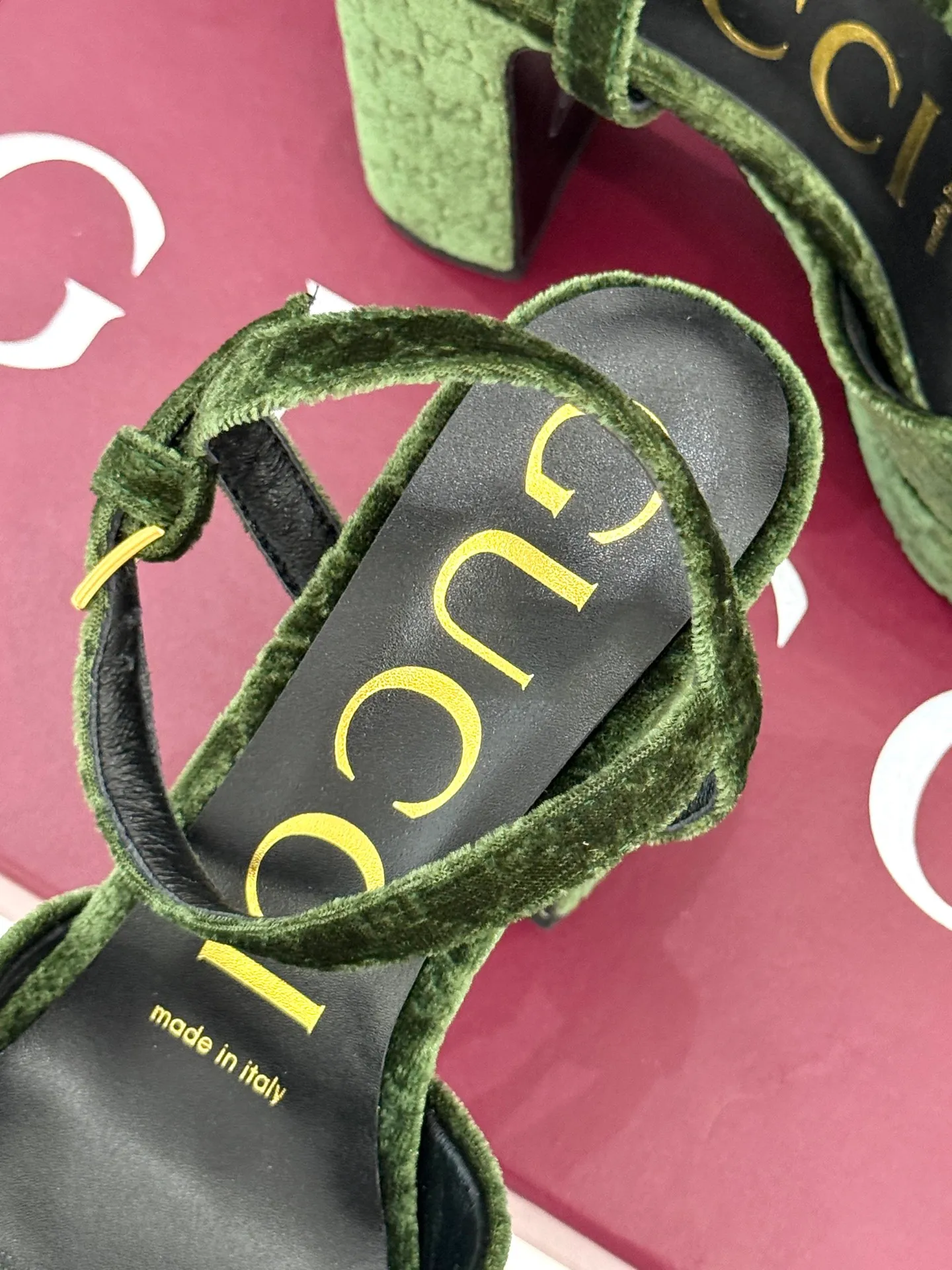 👟👟Ex-factory price 660👟👟 Gucci/Gucci classic horsebit pointed velvet square toe waterproof platform high-heeled sandals When the classic horsebit meets velvet texture, these sandals have become synonymous with elegance and individuality. The square toe design breaks the sharpness of the pointed toe and adds a bit of retro laziness. The delicate velvet upper feels luxurious and shows a high-end texture with the flow of light and shadow. Every step brings a gentle aura. The iconic metal horsebit embellishes the shoe body, instantly awakening brand recognition and cleverly blending retro style with modern fashion. The golden ratio of waterproof platforms and high heels not only lengthens the leg lines but also reduces walking pressure, allowing elegance without compromising comfort. Whether worn with a gorgeous dress to attend a dinner party or paired with retro jeans for a daily look, it can easily hold the spotlight and become the finishing touch in the look, highlighting unique taste and extraordinary style. The fabric is made of original customized velvet and the inner pads are all sheepskin. Heel height: 10.8 Water platform: 3.3 Italian imported genuine leather outsole size: 35-39 (40/41/42 customized)